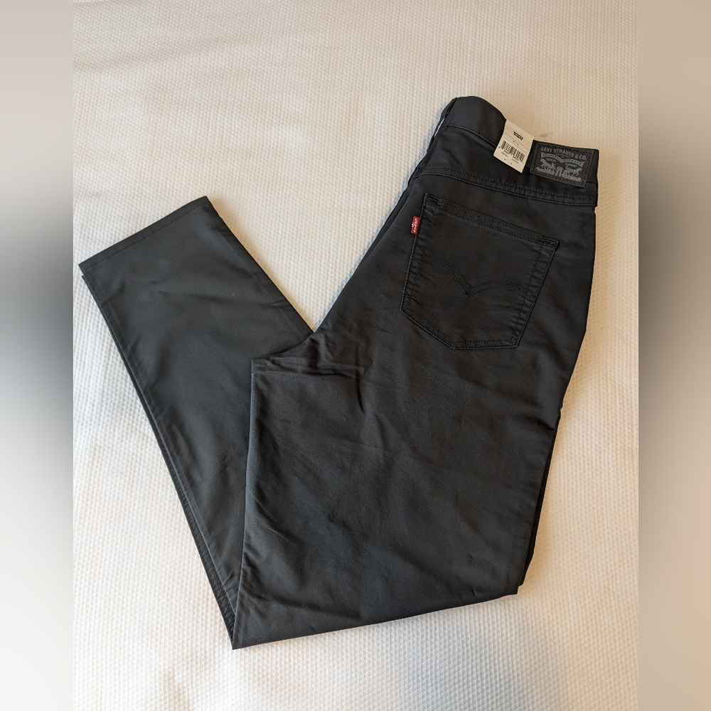 Levi's Women's High-Waisted Mom Jeans Pants Black Size 32x30 NWT.